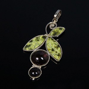 Кулон змеевик, гранат "Смородина", 27*46мм