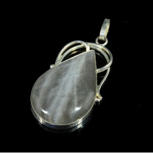 Кулон с лабрадоритом капля 25*48 мм, посеребрение Кулон с лабрадоритом капля 25*48 мм, посеребрение