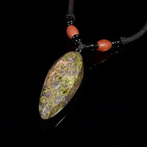 Кулон из яшмы пестрой перчик гр. 20*45мм, на шнурке