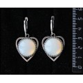 Серьги из опала (синт.) "сердечко", круг 18мм, швензы посеребрение