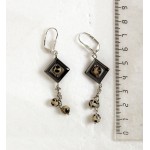 Серьги из яшмы далматиновой, шарики 6мм в квадратной рамке из гематита и на цепочке