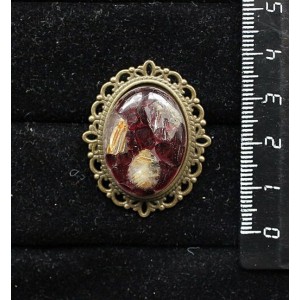 Брошь из волосатика и граната (кабошон-мозаика), овал 25х18мм, оправа с узором цвет бронза