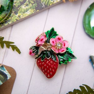 Брошь "Земляничка" с цветами, цветная, цвет золотистый (стразы, эмаль)