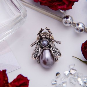 Брошь "Муха" с маленькими крылышками, цвет серый в черненом серебре (пластик, стразы) Брошь "Муха" с маленькими крылышками, цвет серый в черненом серебре (пластик, стразы)