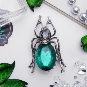 Брошь "Жужелица", цвет серо-зеленый в черненом серебре (стекло, стразы)
