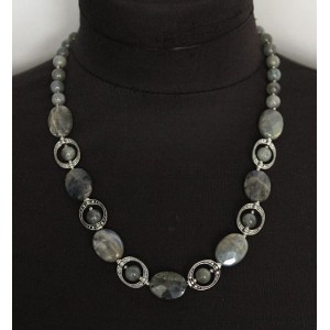 Колье из лабрадорита, овал огранка + шарик в рамке