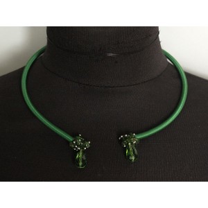 Колье на проволоке из хромдиопсида и хрусталя