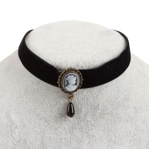 Ожерелье на струнке "Александрия" камея (пластик, стразы, текстиль, бижутерный сплав)