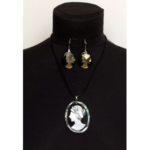 Комплект: кулон и серьги из гелиотиса и перламутра, овал дама в профиль