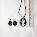 Комплект: кулон и серьги из гелиотиса и перламутра, овал дама в профиль