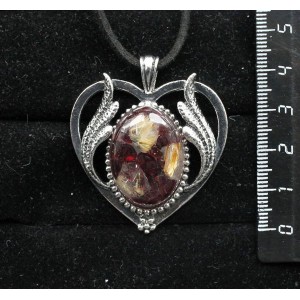Кулон из волосатика и граната (кабошон-мозаика), овал 25х18мм, оправа "сердце с крыльями"