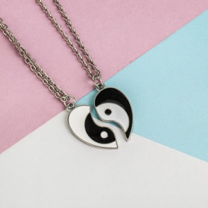 Кулон на отрывной карточке "Неразлучники" сердце инь-янь, цвет бело-чёрный, цвет серебристый, 45 см (эмаль, бижутерный сплав)