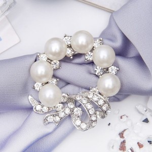 Зажим для платка "Жемчужный бант", цвет белый, цвет серебристый (пластик, стразы, бижутерный сплав)