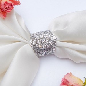 Муфта для платка "бочонок", цвет белый, цвет серебристый (стразы, бижутерный сплав)