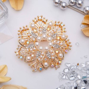 Брошь "Цветок" многослойный с жемчугом, цвет белый, цвет золотистый (пластик, стразы, бижутерный сплав)