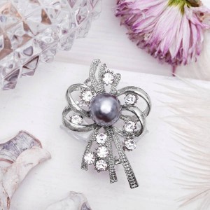 Брошь "Жемчужная классика" цветок, цвет бело-серый, цвет серебристый (пластик, стразы, бижутерный сплав)