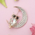 Брошь "Сова на месяце", цвет белый, цвет золотистый (стекло, стразы, бижутерный сплав)