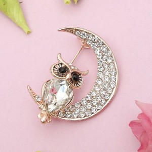 Брошь "Сова на месяце", цвет белый, цвет золотистый (стекло, стразы, бижутерный сплав)
