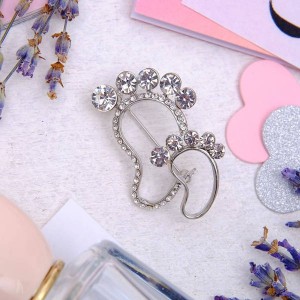 Брошь "Ножки", цвет белый, цвет серебристый (стразы, бижутерный сплав)