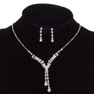 Комплект; серьги, колье "Легкий флирт" дождик, белый, цвет серебристый (стразы, бижутерный сплав)