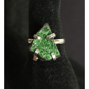 Кольцо из уваровита в мельхиоре 18х16мм р-р 17.5