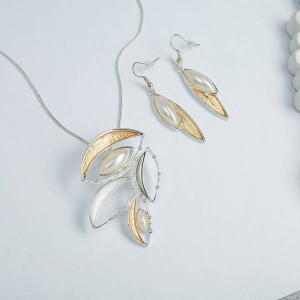 Комплект: серьги, кулон "Нежность эмали" лепестки с жемчугом, цветной, 45см (пластик, эмаль, бижутерный сплав)