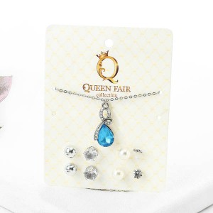 Гарнитур 5 предметов: 4 пары пуссет, кулон "Капелька", цвет бело-голубой, цвет серебристый (пластик, стекло, стразы, бижутерный сплав)