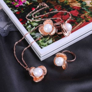 Гарнитур 3 предмета: серьги, кулон, кольцо безразмерное "Цветок" трилистник, цвет белый, цвет золотистый, 45см (пластик, бижутерный сплав)