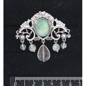 Брошь из агата зеленого (тонировка), "трюмо", овал 18х13мм, со стразами и подвесками из флюорита