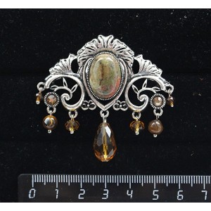 Брошь из унакита "трюмо", овал 18х13мм, со стразами и подвесками из хрусталя и тигрового глаза (шарик 6мм)
