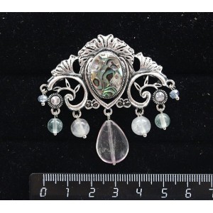Брошь из гелиотиса "трюмо", овал 18х13мм, со стразами и подвесками из флюорита