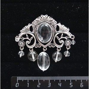 Брошь из горного хрусталя (не полностью прозрачн.) "трюмо", овал 18х13мм, со стразами и подвесками из горного хрусталя