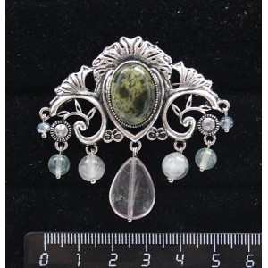 Брошь из змеевика "трюмо", овал 18х13мм, со стразами и подвесками из флюорита