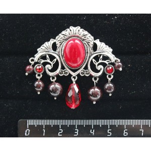 Брошь из коралла (иск.) "трюмо", овал 18х13мм, со стразами и подвесками из граната и хрусталя