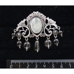 Брошь из кошачьего глаза (иск.), цвет белый "трюмо", овал 18х13мм, со стразами и подвесками из раухтопаза