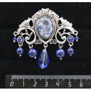 Брошь из лазурита бело-синего "трюмо", овал 18х13мм, со стразами и подвесками из хрусталя