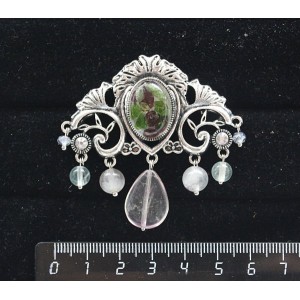 Брошь из хромдиопсида и граната (кабошон-мозаика) "трюмо", овал 18х13мм, со стразами и подвесками из флюорита