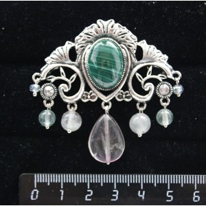 Брошь из малахита "трюмо", овал 18х13мм, со стразами и подвесками из флюорита