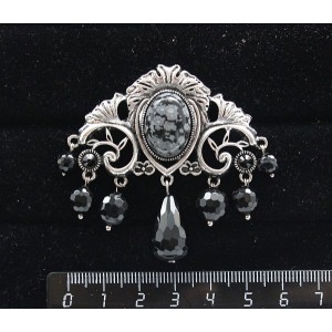 Брошь из обсидиана снежного "трюмо", овал 18х13мм, со стразами и подвесками из черного агата