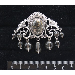 Брошь из родонита "трюмо", овал 18х13мм, со стразами и подвесками из раухтопаза