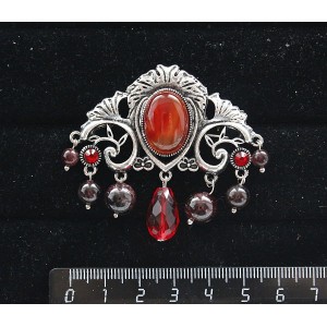Брошь из сердолика "трюмо", овал 18х13мм, со стразами и подвесками из граната и хрусталя