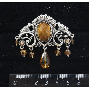 Брошь из тигрового глаза (огранка) "трюмо", овал 18х13мм, со стразами и подвесками из хрусталя и тигрового глаза (шарик 6мм)