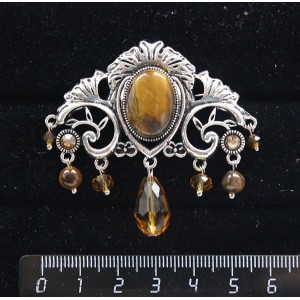 Брошь из тигрового глаза "трюмо", овал 18х13мм, со стразами и подвесками из хрусталя и тигрового глаза (шарик 6мм)
