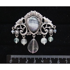 Брошь из флюорита "трюмо", овал 18х13мм, со стразами и подвесками из флюорита