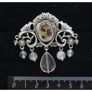 Брошь из хризолита и граната (кабошон-мозаика)  "трюмо", овал 18х13мм, со стразами и подвесками из флюорита