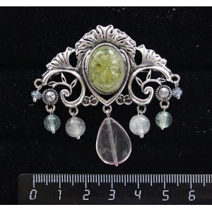 Брошь из хризолита (кабошон-мозаика)  "трюмо", овал 18х13мм, со стразами и подвесками из флюорита