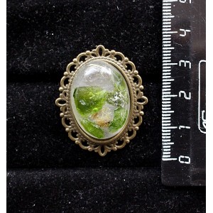 Брошь из волосатика и хромдиопсида (кабошон-мозаика), овал 25х18мм, оправа с узором цвет бронза