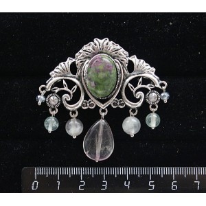 Брошь из цоизита "трюмо", овал 18х13мм, со стразами и подвесками из флюорита