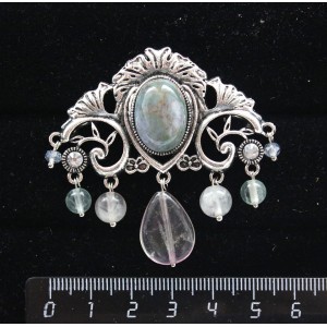 Брошь из яшмы зеленой "трюмо", овал 18х13мм, со стразами и подвесками из флюорита