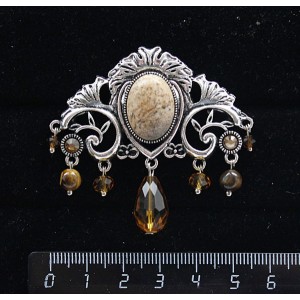 Брошь из яшмы песочной "трюмо", овал 18х13мм, со стразами и подвесками из хрусталя и тигрового глаза (шарик 6мм)